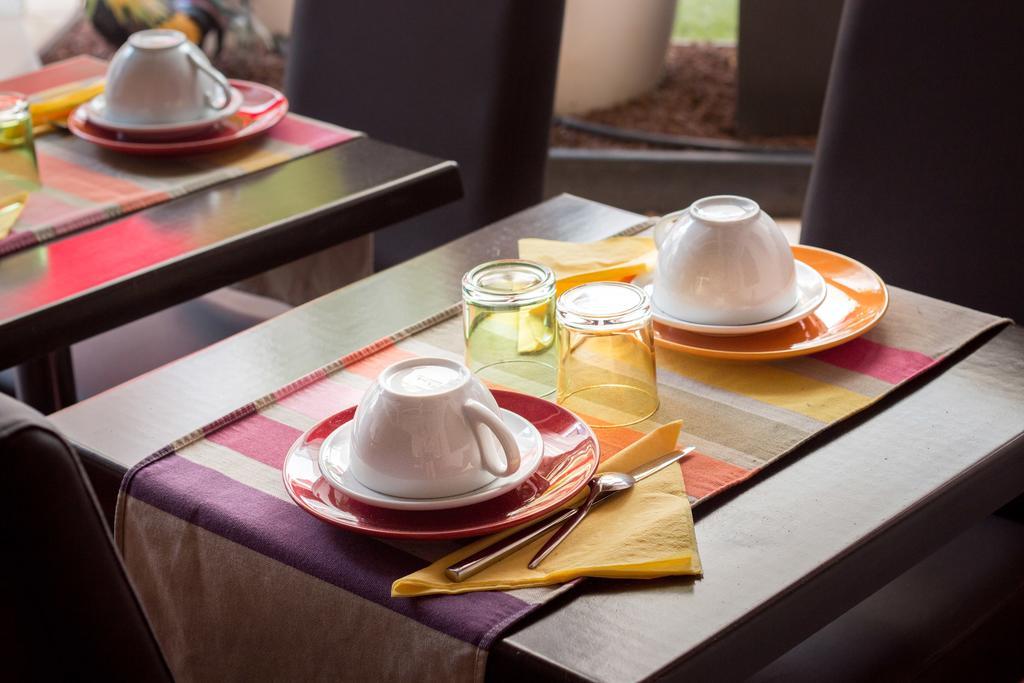 Hotel Cote Patio Ним Екстериор снимка