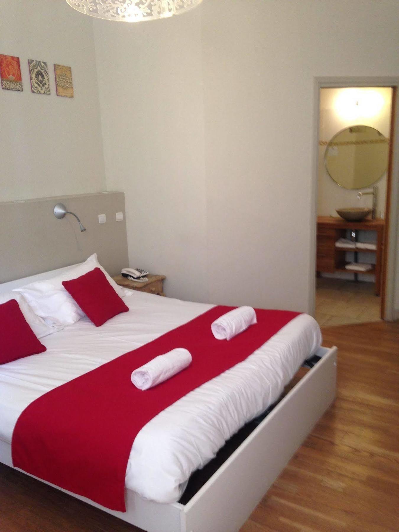 Hotel Cote Patio Ним Екстериор снимка