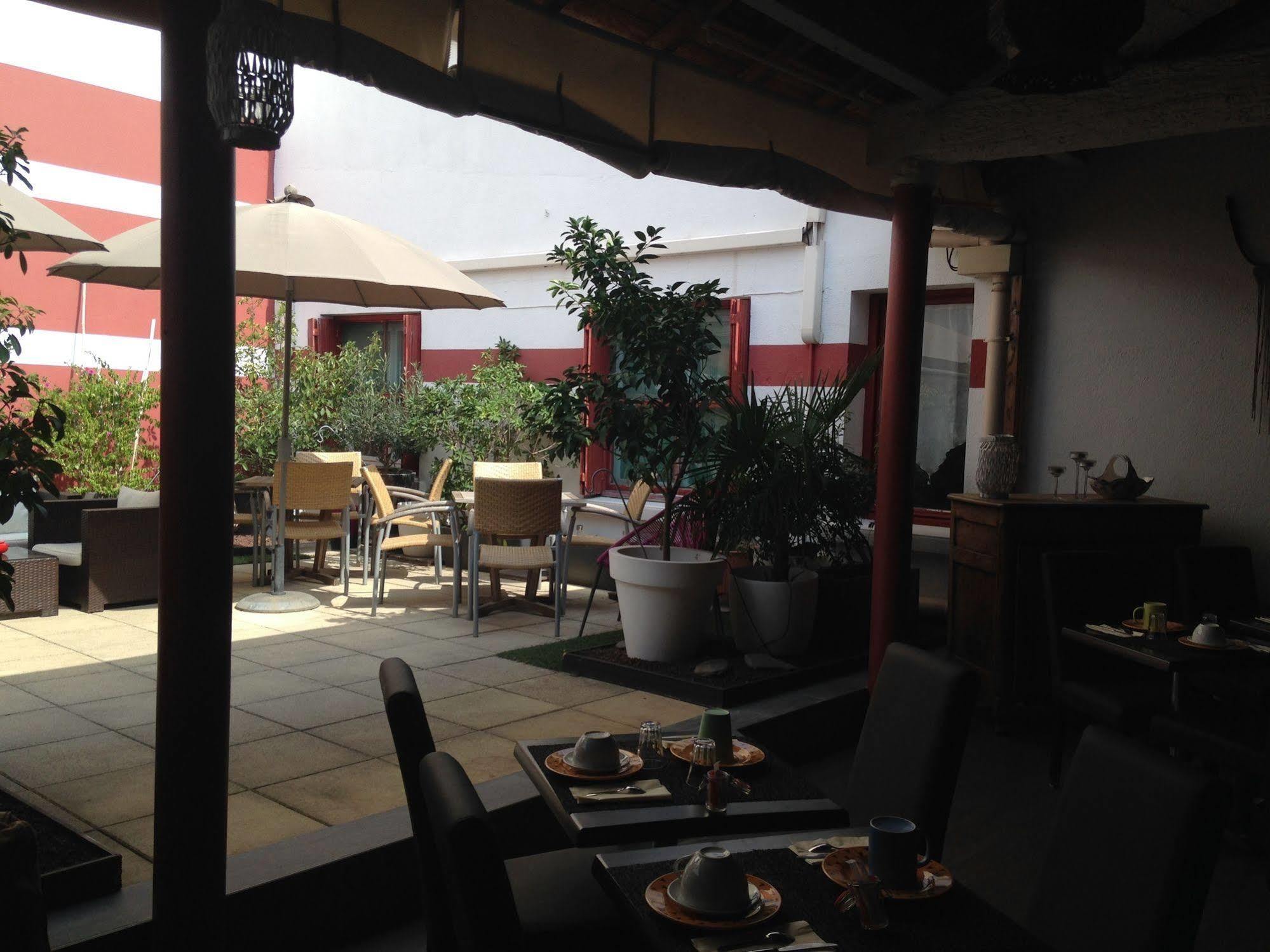 Hotel Cote Patio Ним Екстериор снимка