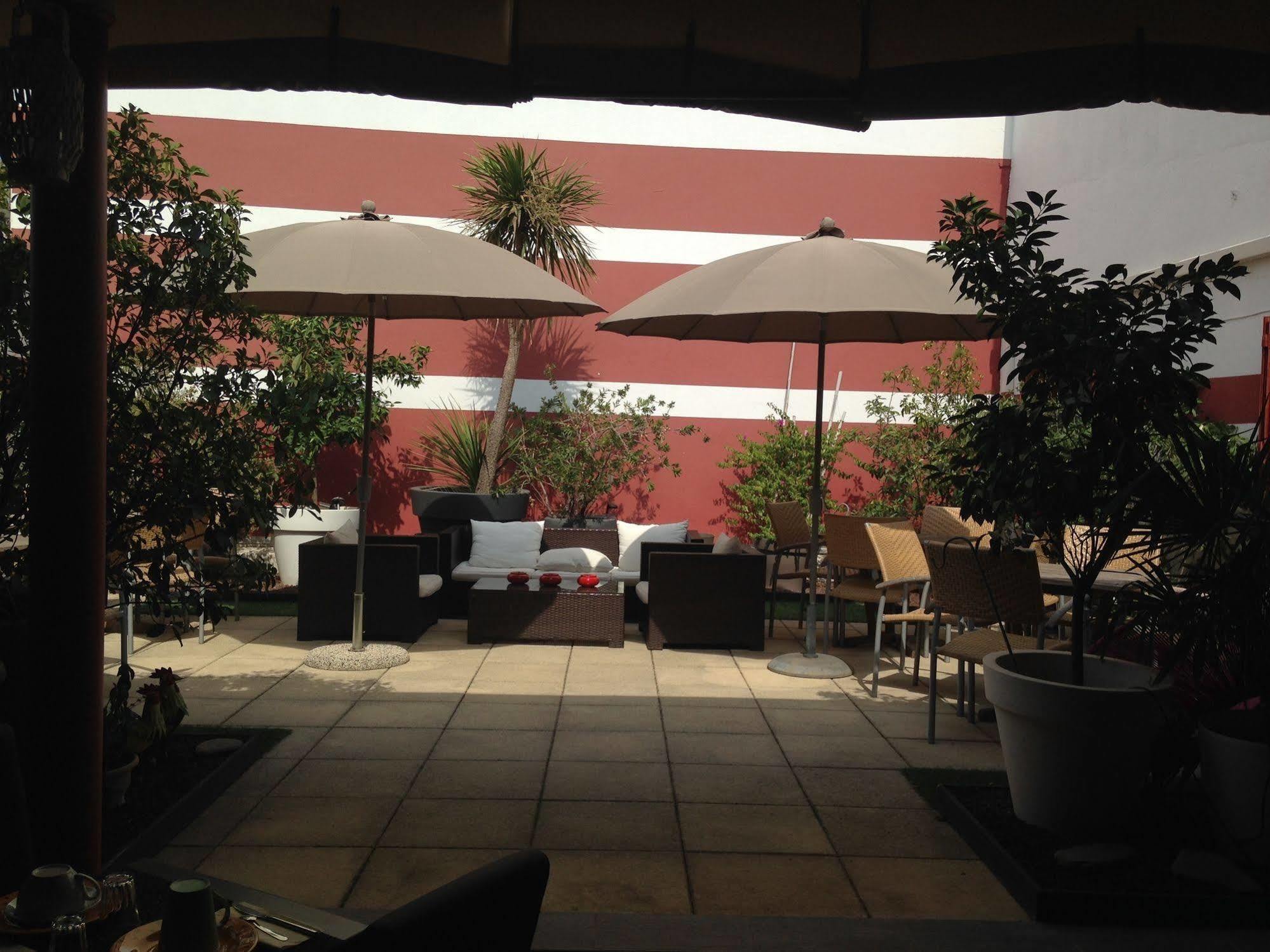 Hotel Cote Patio Ним Екстериор снимка