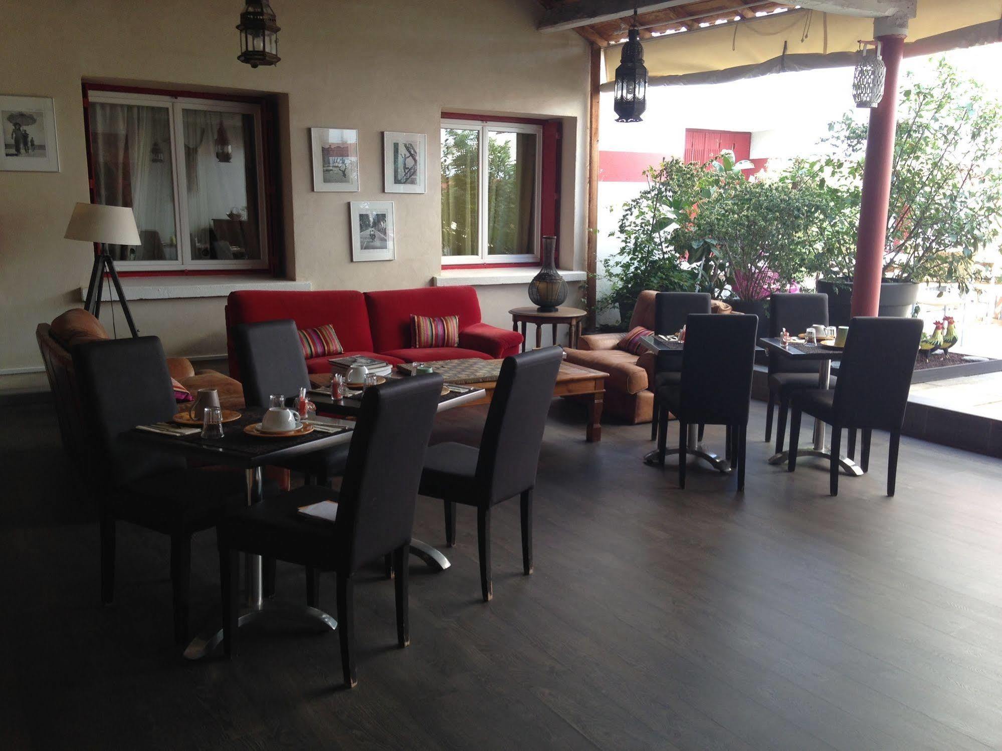 Hotel Cote Patio Ним Екстериор снимка